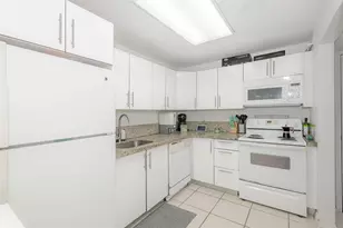 100 Lakeview Dr, Weston, FL 33326 - Photo 9