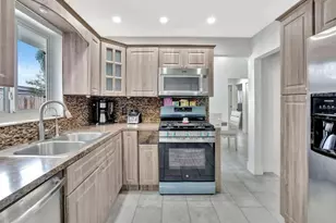 11831 NW 38th Pl, Sunrise, FL 33323 - Photo 7