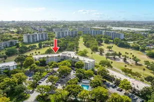 3800 Oaks Clubhouse Dr, Pompano Beach, FL 33069 - Photo 9