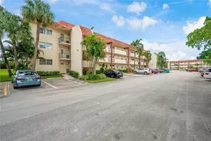 9411 N Hollybrook Lake Dr, Pembroke Pines, FL 33025 - Photo 23