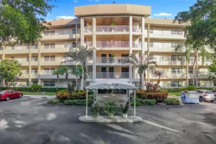 545 Oaks Ln, Pompano Beach, FL 33069 - Photo 1