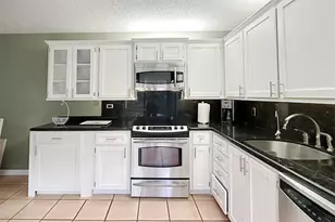 1700 Embassy Dr Unit, West Palm Beach, FL 33401 - Photo 9