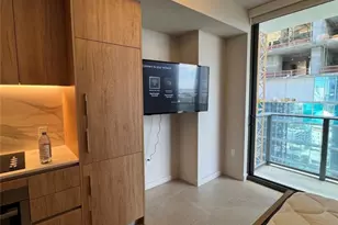 11 NE 6th St, Miami, FL 33132 - Photo 9