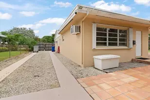 724 NE 2nd St, Pompano Beach, FL 33060 - Photo 9