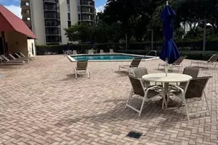 3301 N Country Club Dr, Miami, FL 33180 - Photo 25