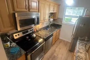 7228 W Oakridge Cir, Lake Worth, FL 33462 - Photo 7