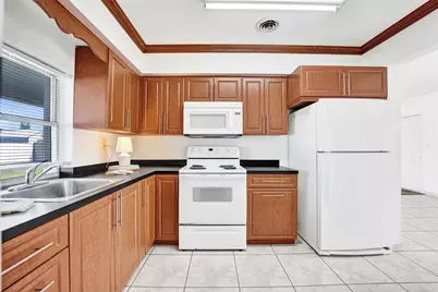 8211 NW 10th Street, Pembroke Pines, FL 33024 - Photo 15