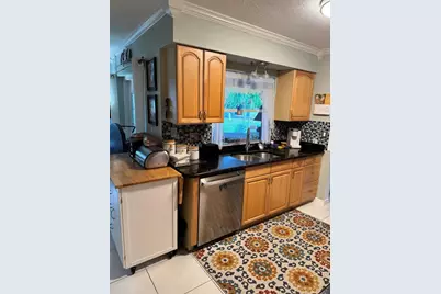 7002 NW 93rd Avenue, Tamarac, FL 33321 - Photo 9