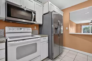 9410 N Hollybrook Lake Dr, Pembroke Pines, FL 33025 - Photo 9