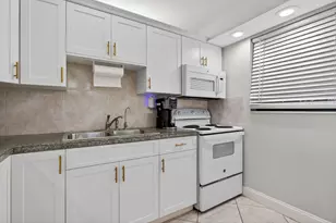 2314 S Cypress Bend Dr, Pompano Beach, FL 33069 - Photo 9