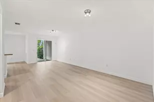 10821 NW 76th Ln, Doral, FL 33178 - Photo 11