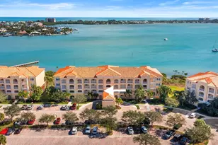 21 Harbour Isle Dr Unit, Hutchinson Island, FL 34949 - Photo 1