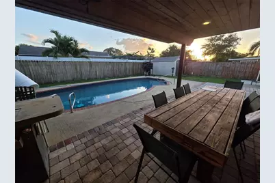 9410 NW 14th Street, Pembroke Pines, FL 33024 - Photo 3