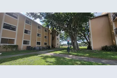 350 Palm Circle #104, Pembroke Pines, FL 33025 - Photo 3