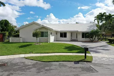 9800 NW 10th Court, Plantation, FL 33322 - Photo 11