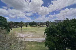 3850 Oaks Clubhouse Dr, Pompano Beach, FL 33069 - Photo 3