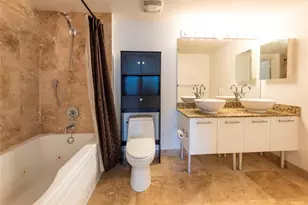 41 SE 5th St, Miami, FL 33131 - Photo 17