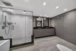 918 NE 4th St, Hallandale Beach, FL 33009 - Photo 17