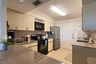 800 NE 195th St, Miami, FL 33179 - Photo 23