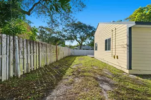 8666 SW 14th St, Pembroke Pines, FL 33025 - Photo 27