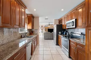 961 SW 98th Ave, Pembroke Pines, FL 33025 - Photo 15