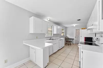 636 SW Eyerly Avenue, Port Saint Lucie, FL 34983 - Photo 9