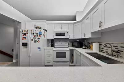 204 Lincoln Court #204, Deerfield Beach, FL 33442 - Photo 3