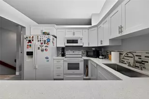 204 Lincoln Ct, Deerfield Beach, FL 33442 - Photo 3