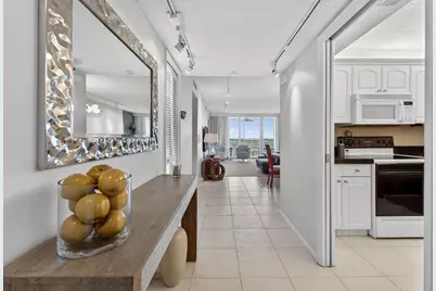 575 Oaks Lane #1002, Pompano Beach, FL 33069 - Photo 5