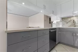 2122 Cambridge F, Deerfield Beach, FL 33442 - Photo 9