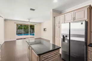 1325 Camellia Cir, Weston, FL 33326 - Photo 9