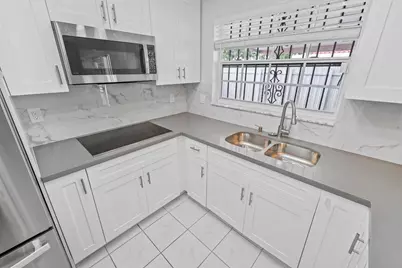 2597 W 73rd Place, Hialeah, FL 33016 - Photo 25