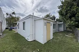 211 SW 2nd Ct, Pompano Beach, FL 33060 - Photo 9