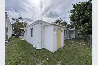 211 SW 2nd Court, Pompano Beach, FL 33060 - Photo 9