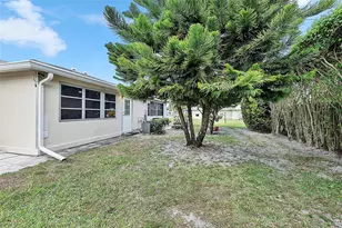 393 Bennington Ln, Lake Worth Beach, FL 33467 - Photo 15
