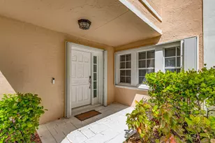 17 Selby Ln, Palm Beach Gardens, FL 33418 - Photo 5