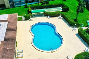 400 Village Green Cir W, Lake Worth Beach, FL 33461 - Photo 27