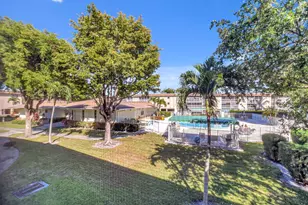 400 Village Green Cir W, Lake Worth Beach, FL 33461 - Photo 21