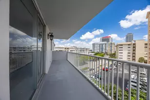 137 Golden Isles Dr, Hallandale Beach, FL 33009 - Photo 25
