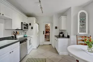 894 Camino Gardens Ln, Boca Raton, FL 33432 - Photo 9