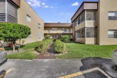 802 Burgundy Q, Delray Beach, FL 33484 - Photo 3