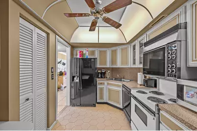 2425 Presidential Way #1006, West Palm Beach, FL 33401 - Photo 5