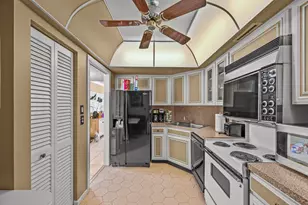 2425 Presidential Way, West Palm Beach, FL 33401 - Photo 5