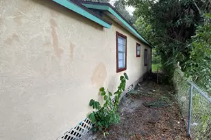 435 N 15th St, Fort Pierce, FL 34950 - Photo 9