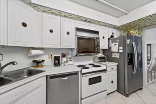 2425 Presidential Way, West Palm Beach, FL 33401 - Photo 7