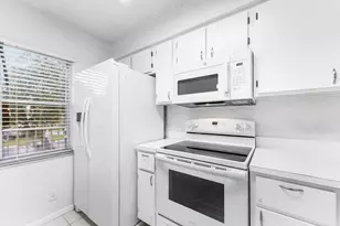 2230 N Cypress Bend Dr, Pompano Beach, FL 33069 - Photo 5