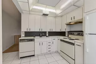 2001 Guildford A, Boca Raton, FL 33434 - Photo 35