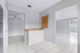 1205 S Lakes End Dr, Fort Pierce, FL 34982 - Photo 9