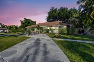 7598 W Country Club Blvd, Boca Raton, FL 33487 - Photo 9