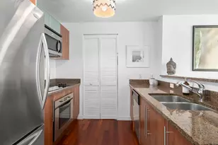 300 S Biscayne Blvd, Miami, FL 33131 - Photo 3